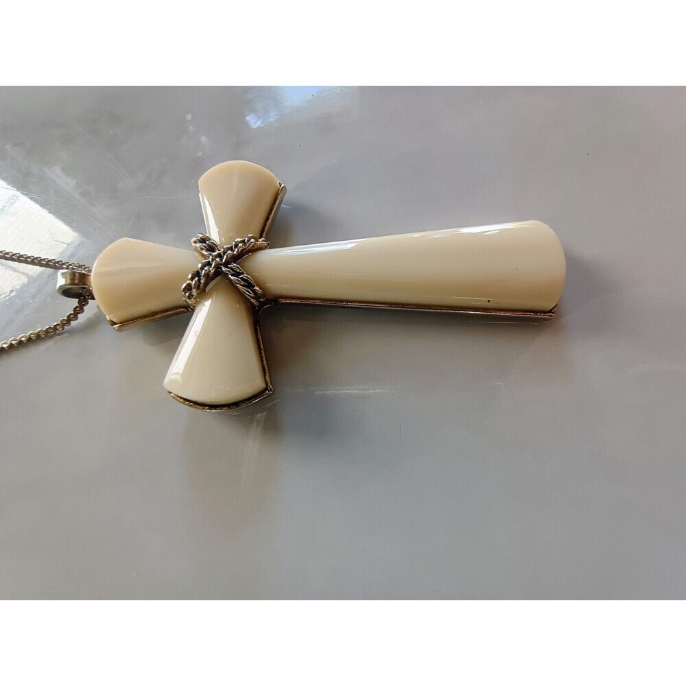 Vtg Estate Avon Beige Cross Necklace Religious Pendant - Picture 4 of 8